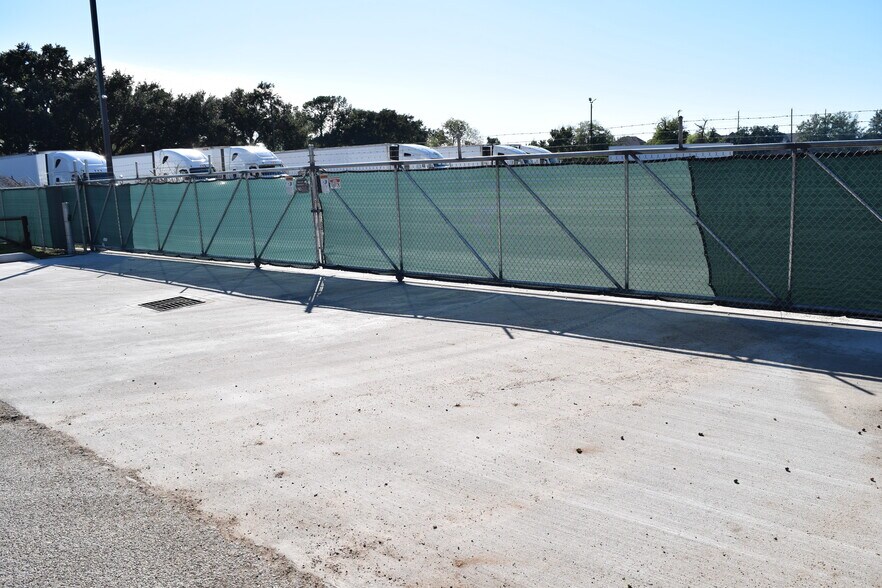 More Photos Of 12115 West Dr, Cypress Land For Lease