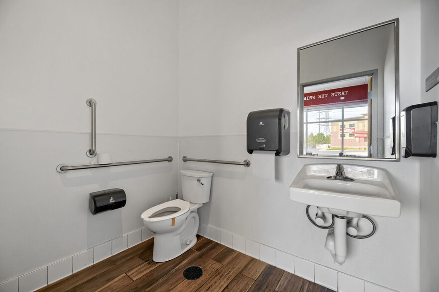 More Photos Of 6200 Leetsdale Dr, Denver Storefront For Lease