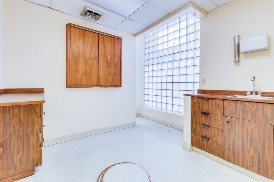 More Photos Of 6300 Forward Ave, Pittsburgh Storefront Retail Residential For Lease