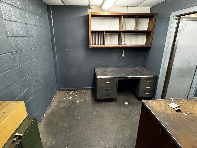 More Photos Of 401 E Main St, Shawnee Flex For Sale