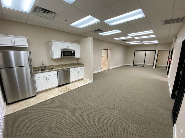 More Photos Of 7440 E Karen Dr, Scottsdale Service For Lease