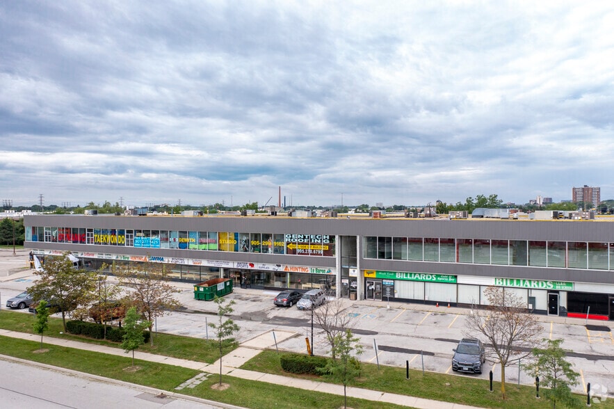 More Photos Of 1590 Dundas St E, Mississauga Storefront Retail Office For Lease