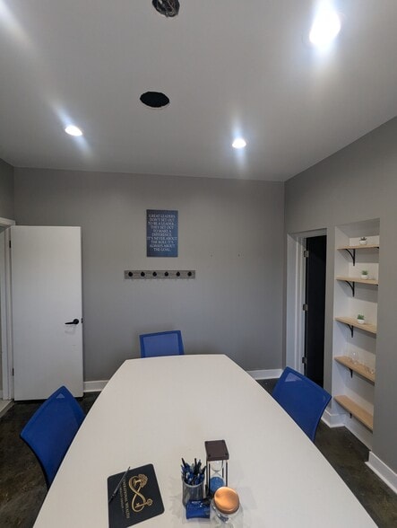 More Photos Of 18159 Dixie Hwy, Homewood Storefront Retail Office For Sale