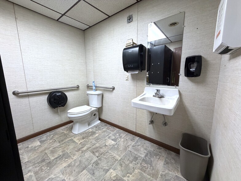 More Photos Of 305 N Mason St, Carrollton Office For Sale