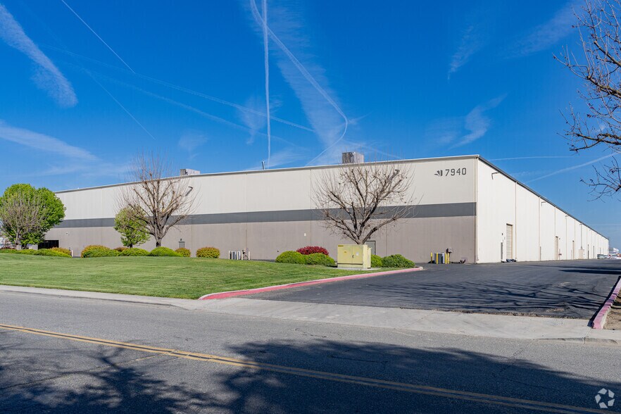 More Photos Of 7940 W Doe Ave, Visalia Distribution For Lease