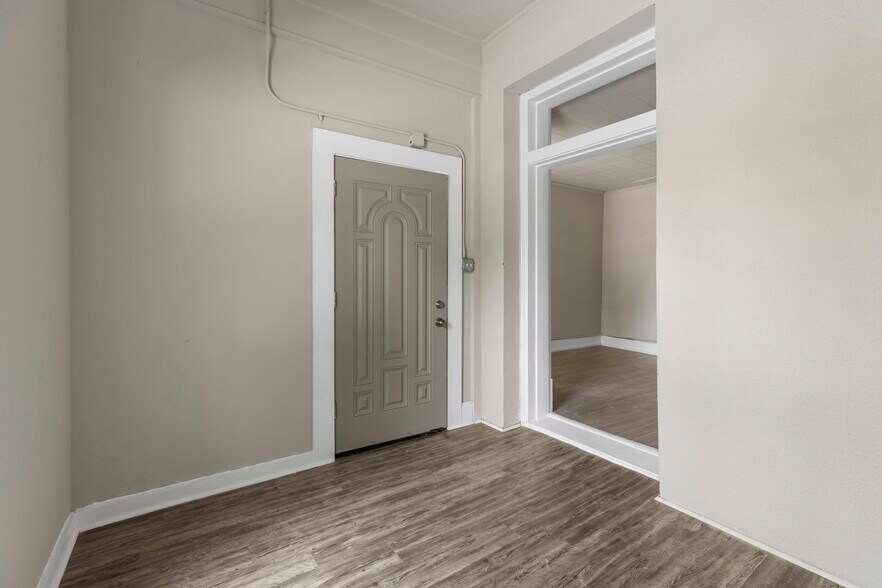 More Photos Of 2024 S Flores St, San Antonio Storefront Retail Residential For Sale