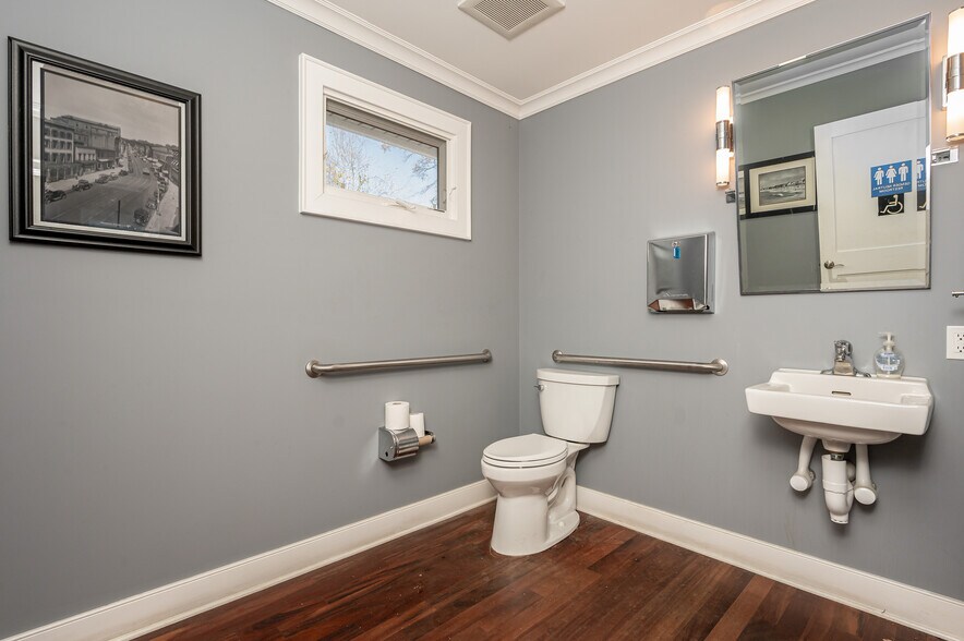 More Photos Of 2109 Forest Dr, Annapolis Showroom For Sale