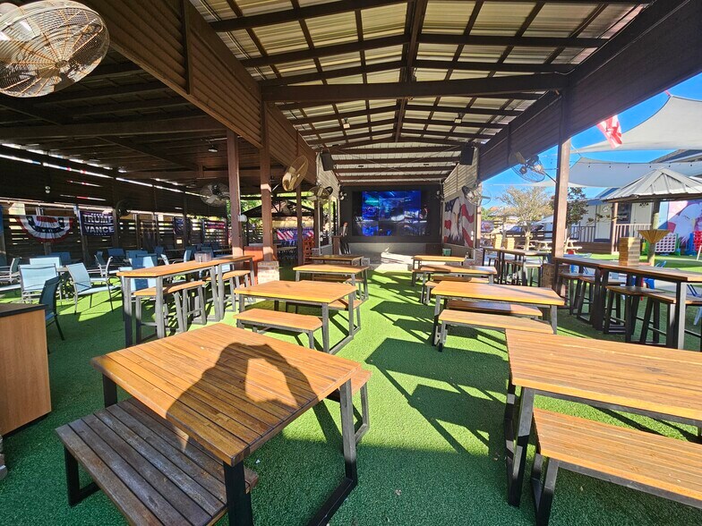 More Photos Of 409 Bradford Ave, Kemah General Retail For Lease