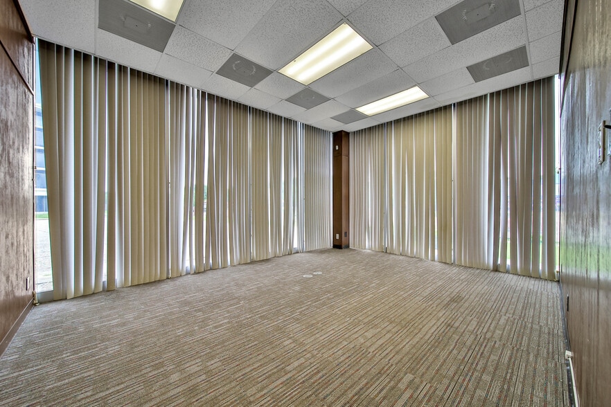 More Photos Of 6430 Hillcroft Ave, Houston Office For Sale