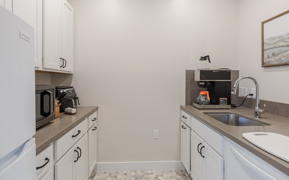 More Photos Of 6 Ames Plaza Ln, Walpole Office For Sale