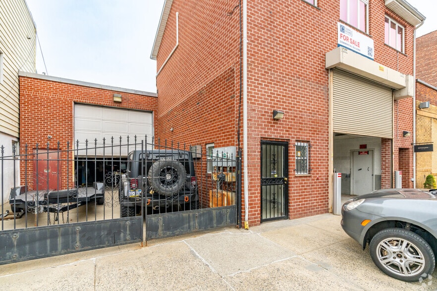 More Photos Of 2477 47th St, Astoria Specialty For Lease