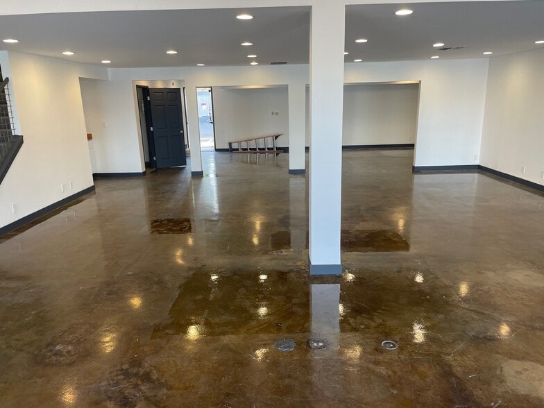 More Photos Of 22110 Ventura Blvd, Woodland Hills Storefront For Lease