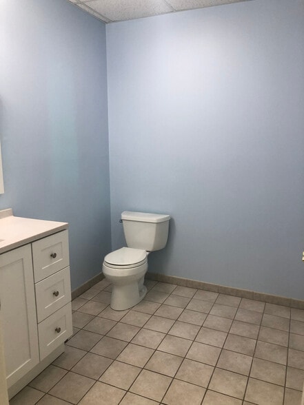 More Photos Of 435 Hollywood Ave, Fairfield Freestanding For Lease