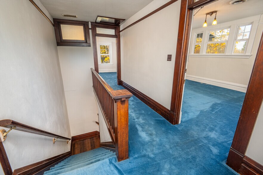 More Photos Of 990 W 7th Ave, Eugene Office For Sale