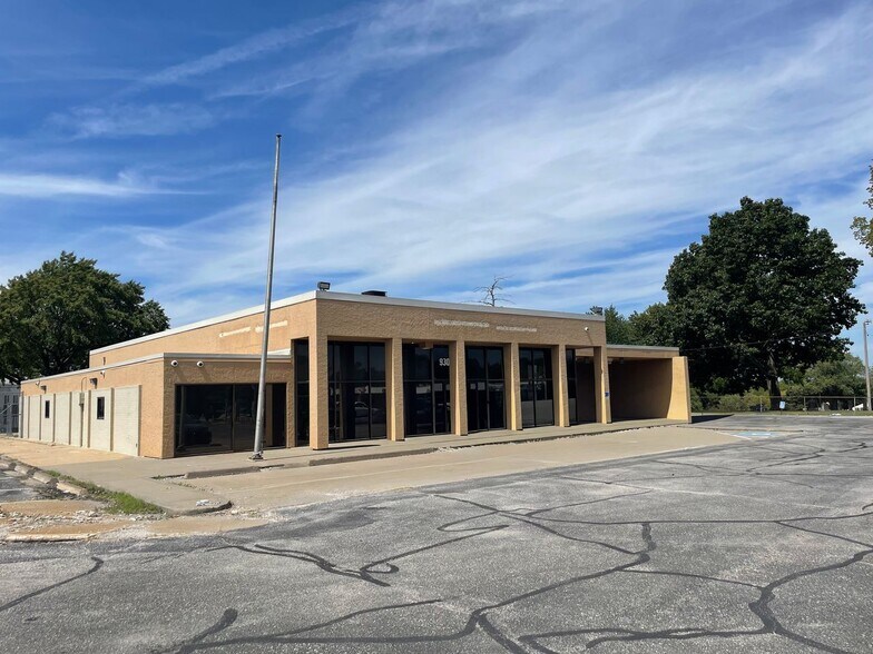 More Photos Of 9300 Blue Ridge Blvd, Kansas City Bank For Sale