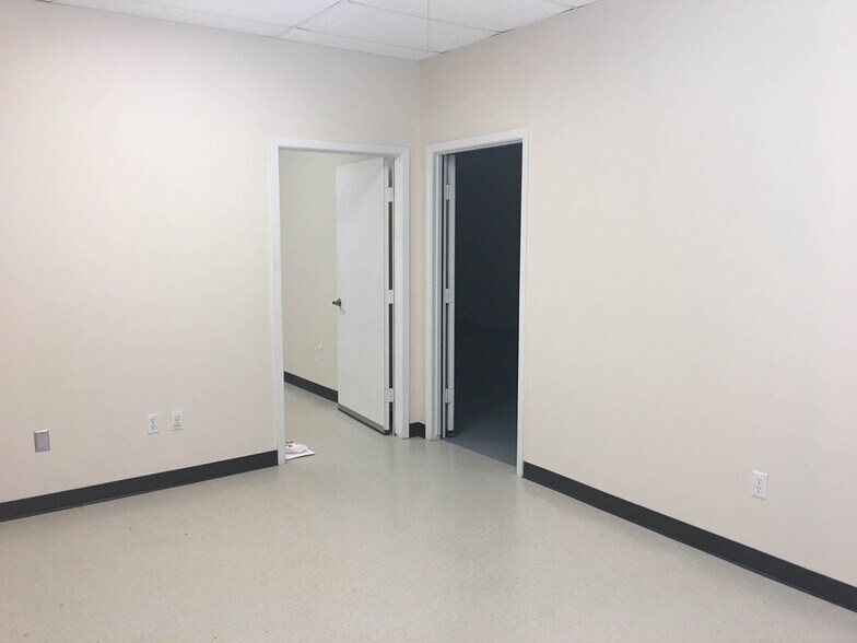 More Photos Of 12455 Westpark Dr, Houston Self Storage For Lease