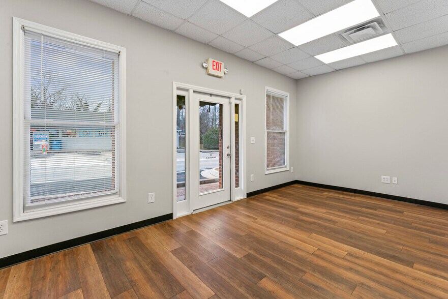 More Photos Of 38 E Main St, Hampton Medical For Lease