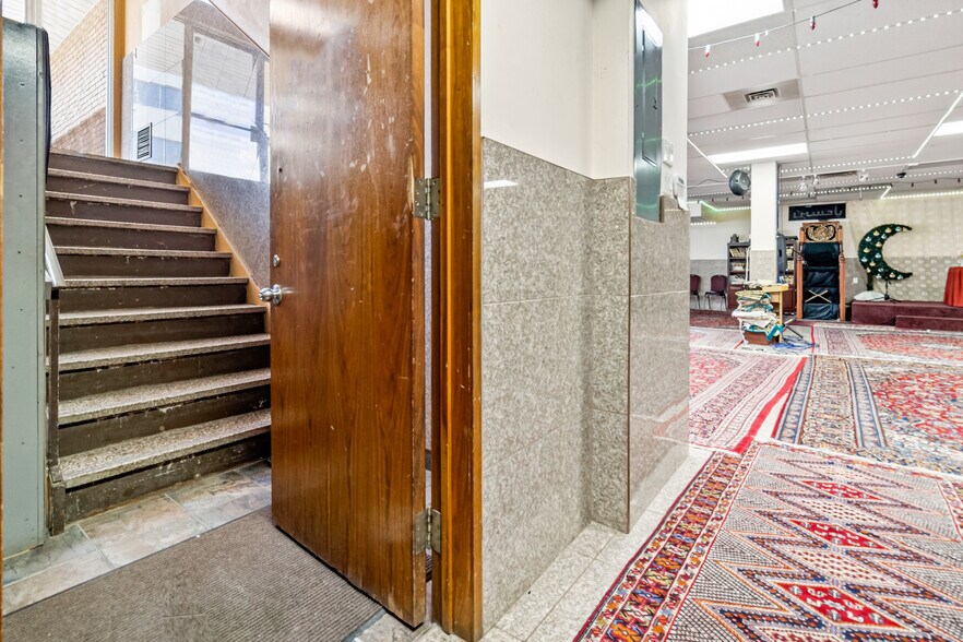 More Photos Of 8270 Av Mountain Sights, Montréal Office For Sale