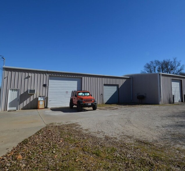 Primary Photo Of 220 S 1st St, Sanger Warehouse For Lease