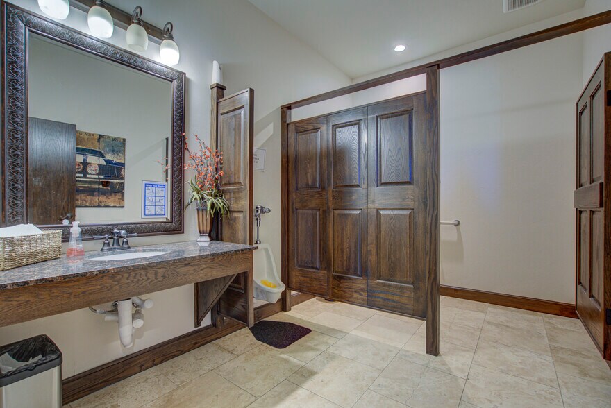 More Photos Of 1800 NE 135th St, Oklahoma City Office For Sale