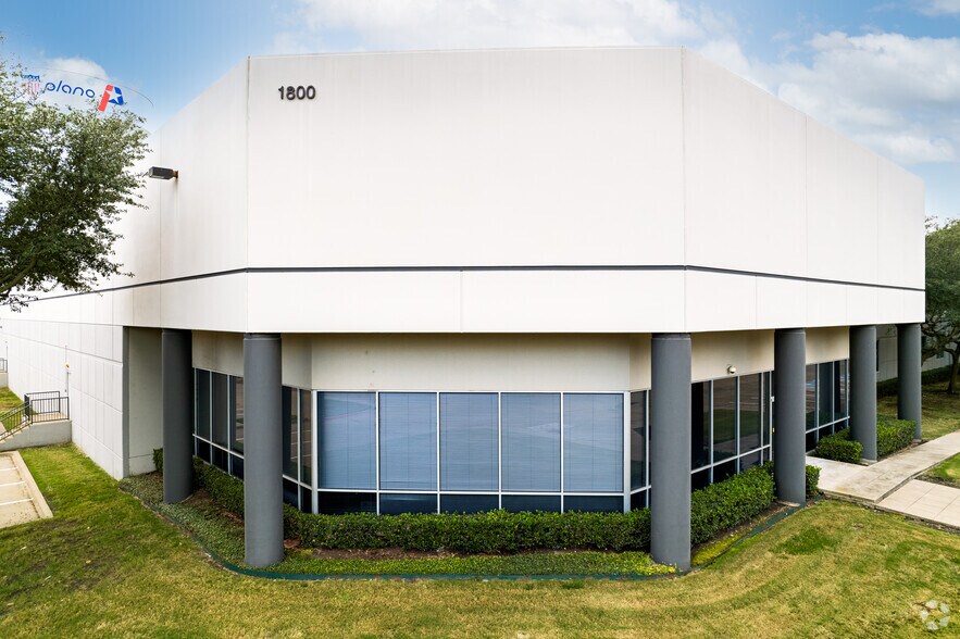More Photos Of 1800 10th St, Plano Warehouse For Lease