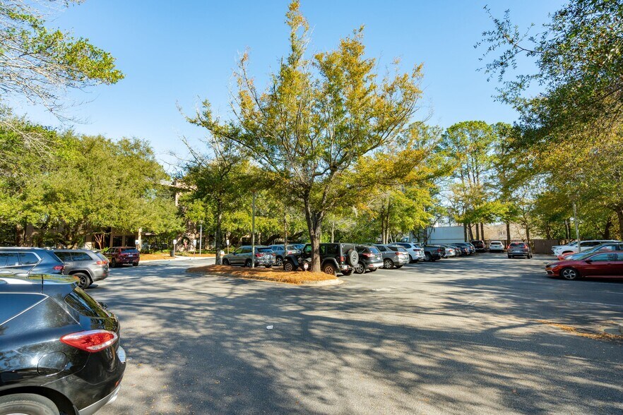 More Photos Of 710 Johnnie Dodds Blvd, Mount Pleasant Medical For Lease