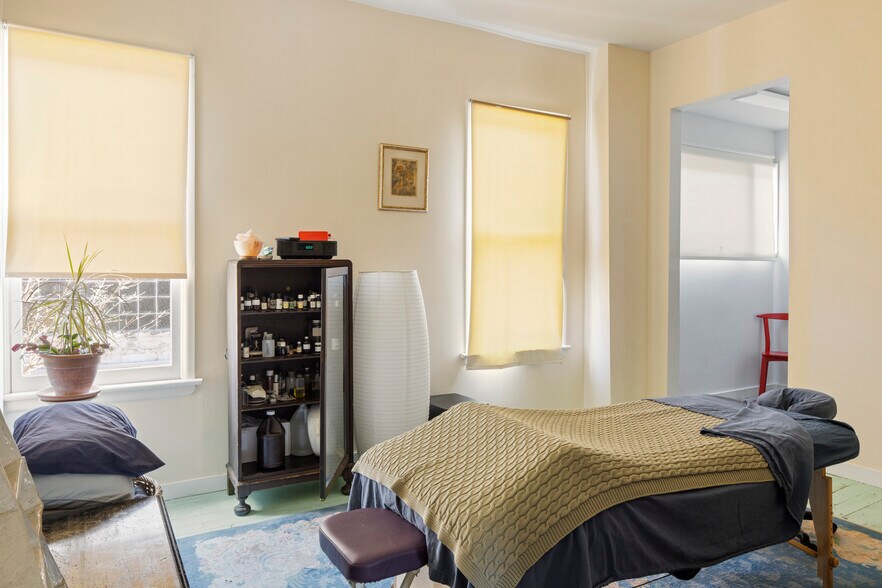 More Photos Of 78 Green St, Hudson Freestanding For Sale
