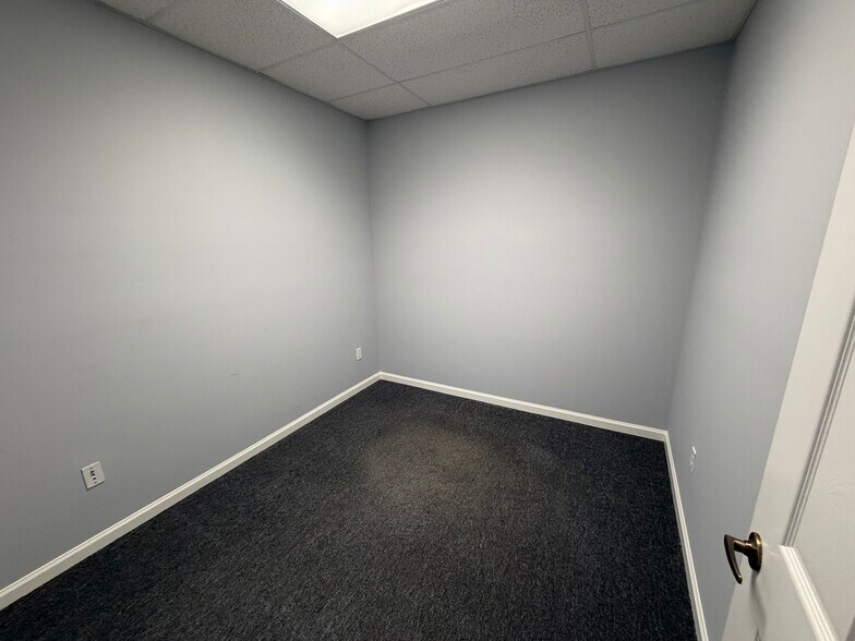 More Photos Of 1095 Jupiter Park Dr, Jupiter Light Manufacturing For Lease