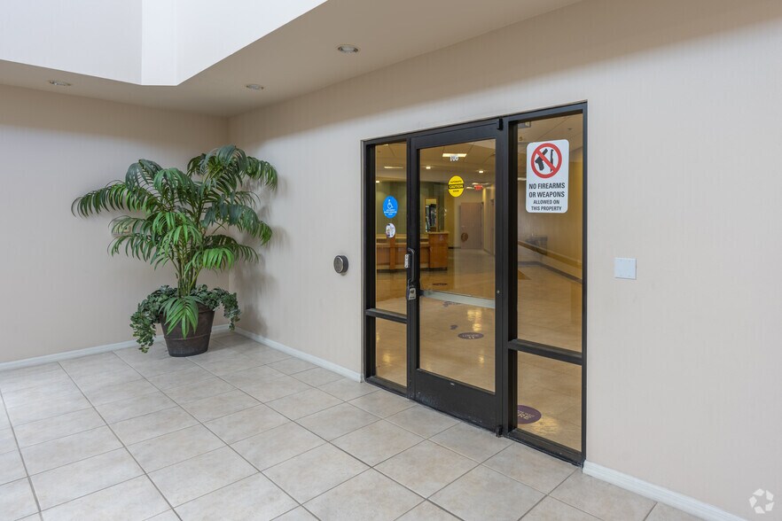 More Photos Of 5580 W Flamingo Rd, Las Vegas Medical For Sale