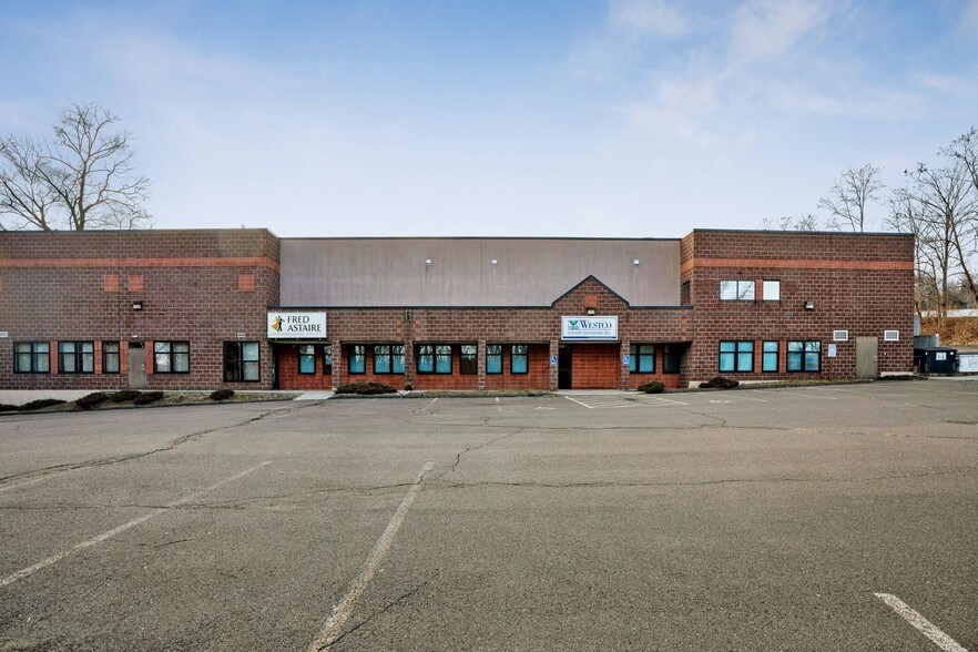 More Photos Of 117 Old State Rd, Brookfield Freestanding For Lease