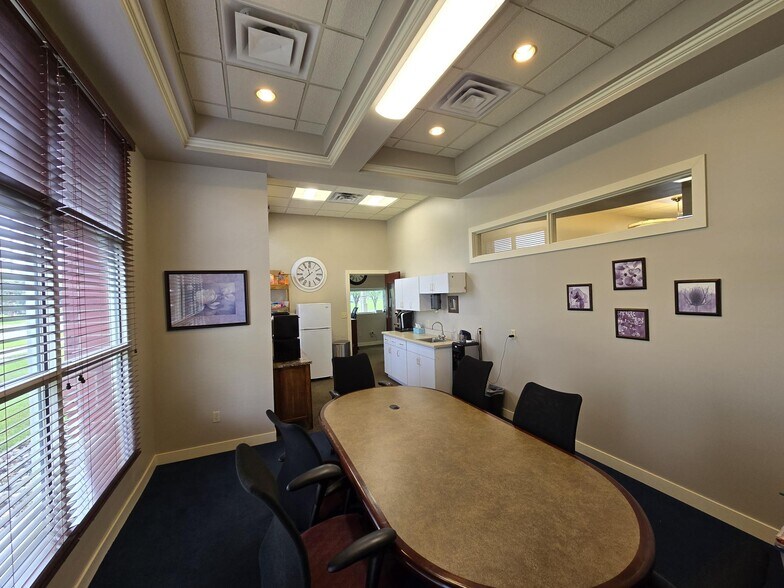 More Photos Of 2755 10th Ave N, Grand Forks Office For Sale