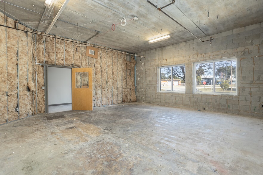 More Photos Of 4400 Dixie Hwy NE, Palm Bay Schools For Sale