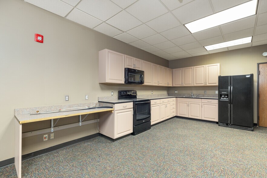 More Photos Of 212 S Main St, Grove Office For Sale