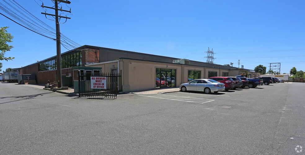 More Photos Of 303 Winding Rd, Old Bethpage Warehouse For Lease