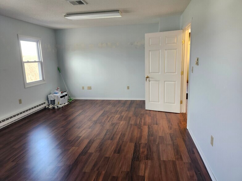 More Photos Of 16 Rae Palmer Rd, Moodus Medical For Sale