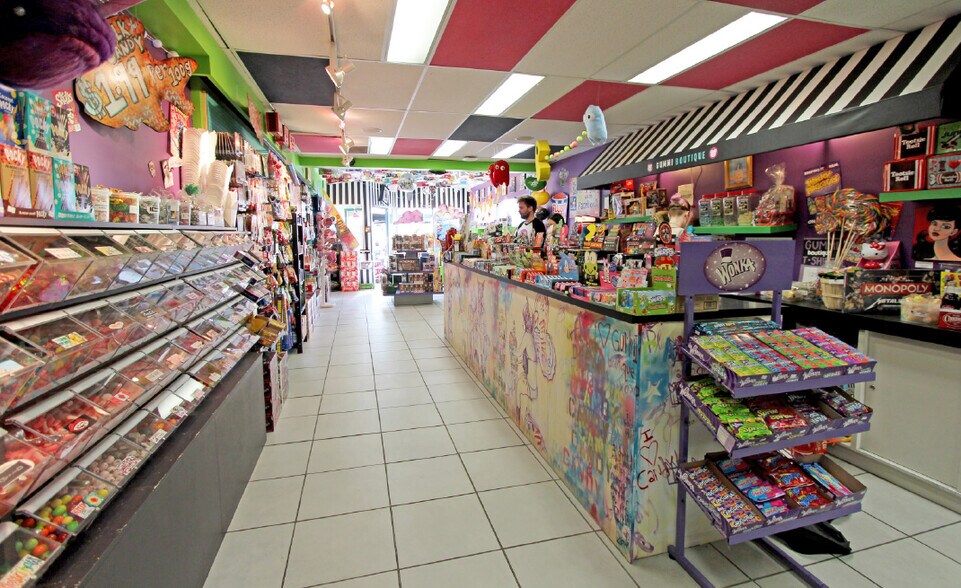 More Photos Of 205-211 10th St NW, Calgary Storefront For Lease