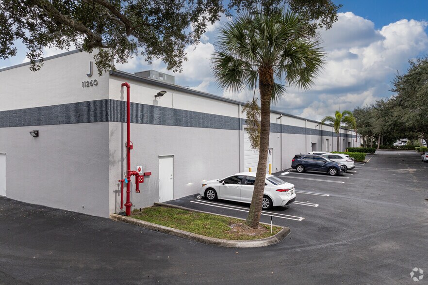 More Photos Of 11260 Fortune Cir, Wellington Warehouse For Lease