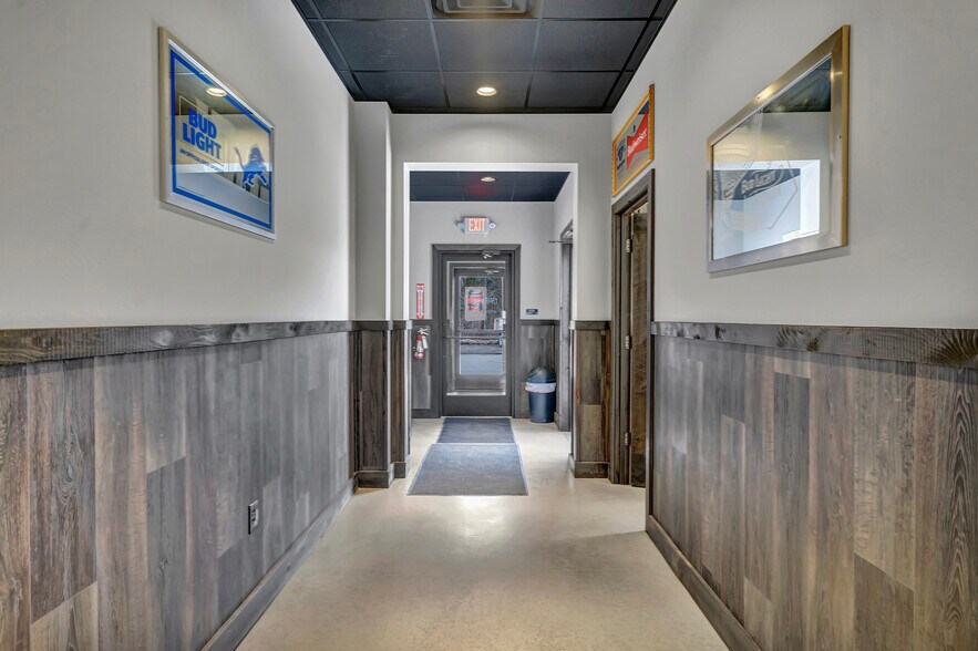 More Photos Of 53 N Howard Ave, Croswell Bar For Sale