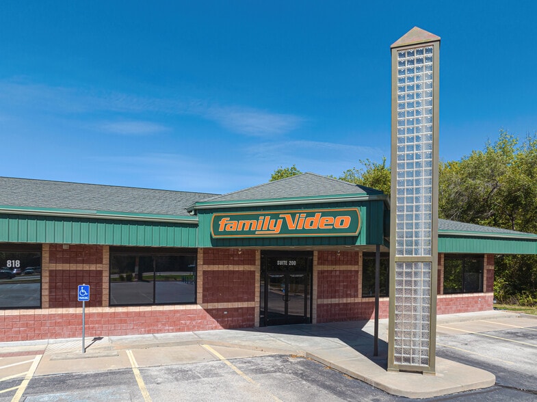 More Photos Of 818 E Meadowlark Blvd, Derby Freestanding For Lease