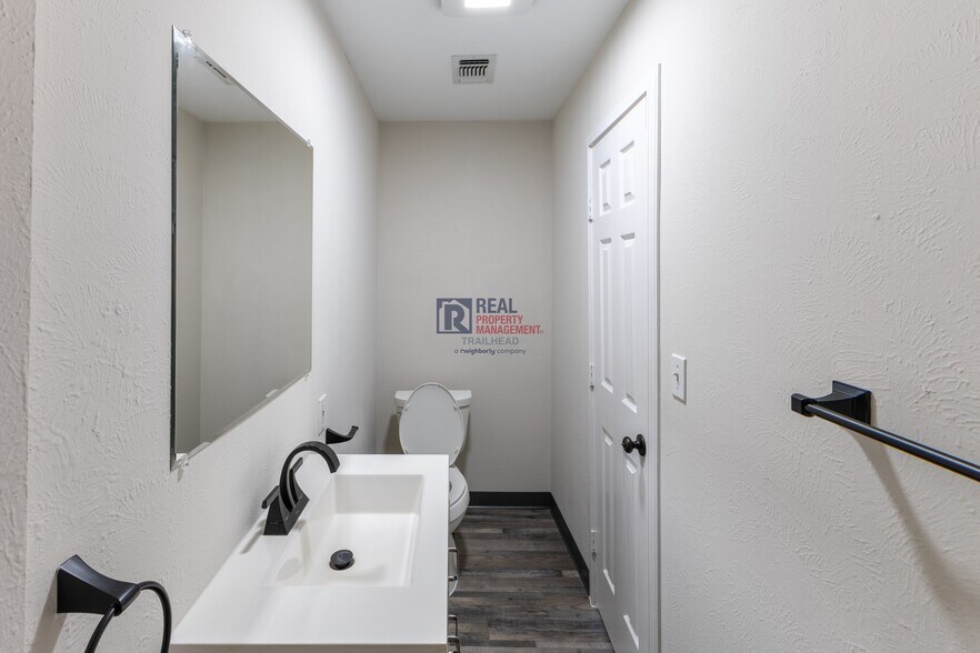 More Photos Of 1201 Barnard Street, Glen Rose Office For Lease