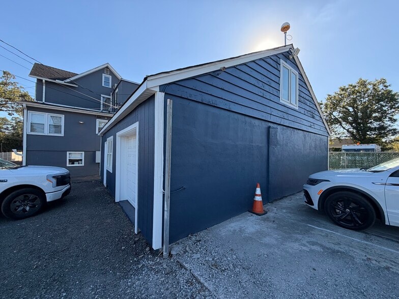 More Photos Of 734 W Nyack Rd, West Nyack Showroom For Lease