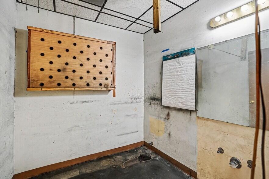 More Photos Of 3021 E Victory Dr, Savannah Office For Sale