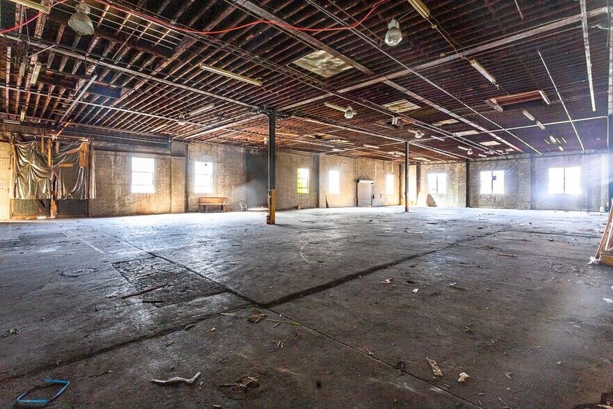 More Photos Of 1539 Covert St, Ridgewood Warehouse For Lease