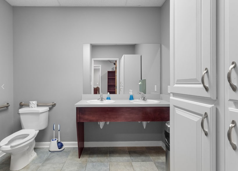 More Photos Of 212 Madison St, Clarksville Office For Lease