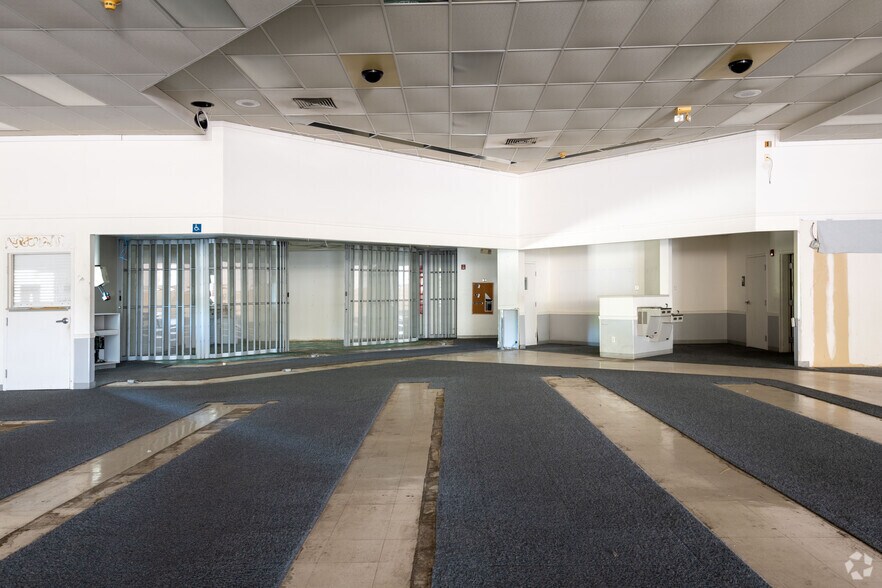 More Photos Of 1811 E Arkansas Ln, Arlington Freestanding For Sale