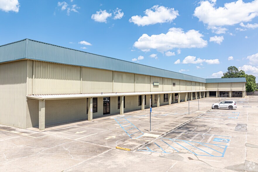 More Photos Of 6413 Johnston St, Lafayette Storefront For Lease