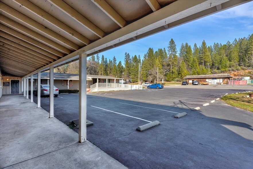 More Photos Of 16850 Willow Glen Rd, Brownsville Storefront Retail Office For Sale