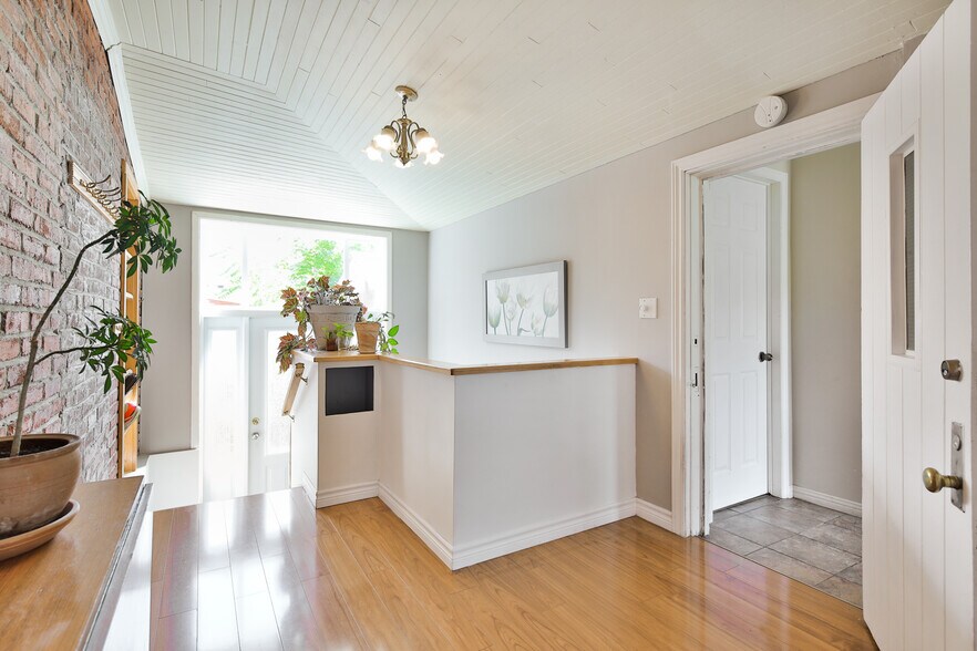 More Photos Of 2130 Av Bourgogne, Chambly Office For Sale