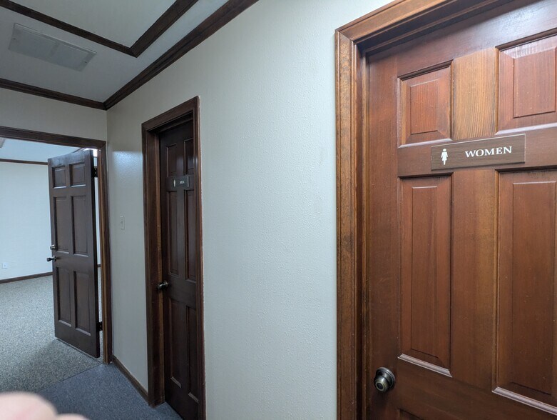 More Photos Of 8141 Gladys Ave, Beaumont Office For Lease