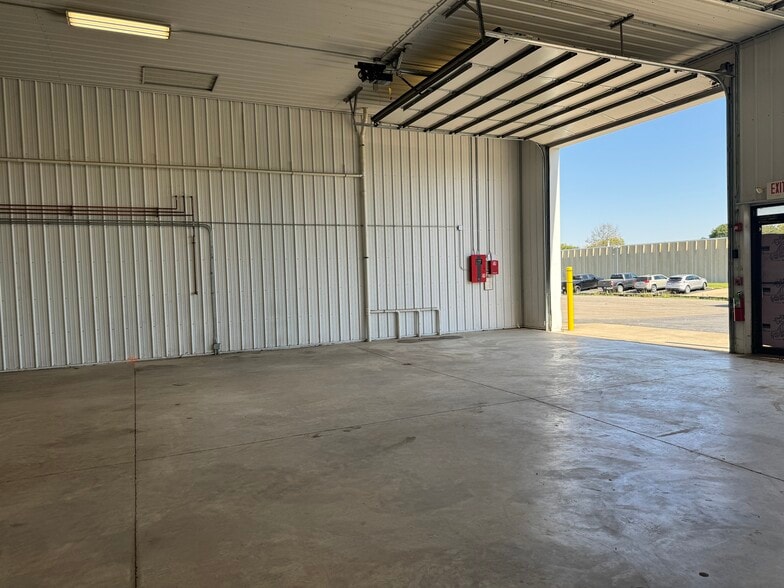 More Photos Of 1203 Badger St, Yorkville Warehouse For Lease